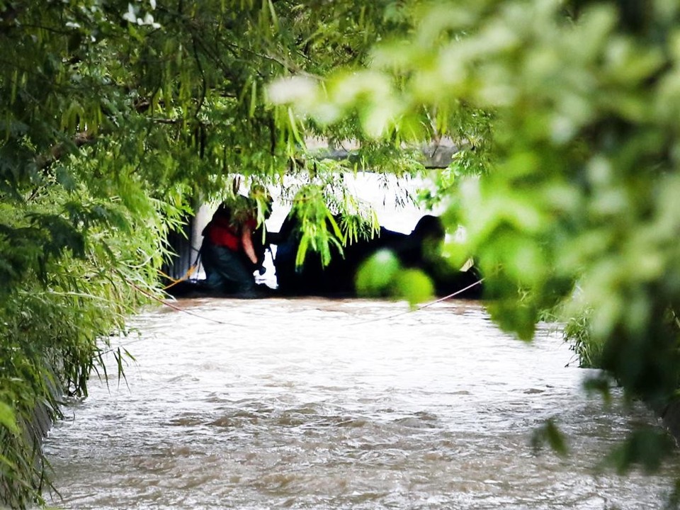 Gost faz buscas há oito dias por homem que desapareceu após cair com carro em córrego no Boqueirão. Foto: Marco Charneski/Tribuna do Paraná | Marco Charneski/Tribuna do Paraná