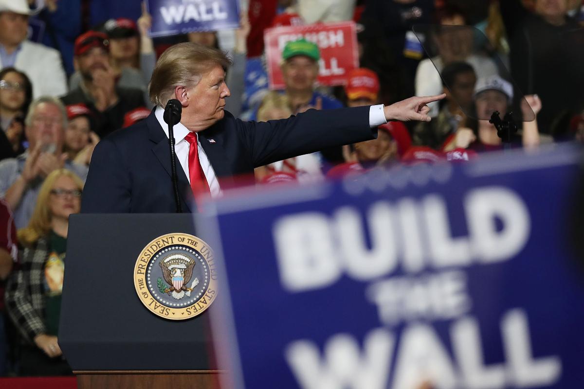 Presidente Donald Trump em um comício em El Paso, Texas, na fronteira com o México. Apoiadores seguram cartazes onde se lê “Construa o muro” | JOE RAEDLE/AFP