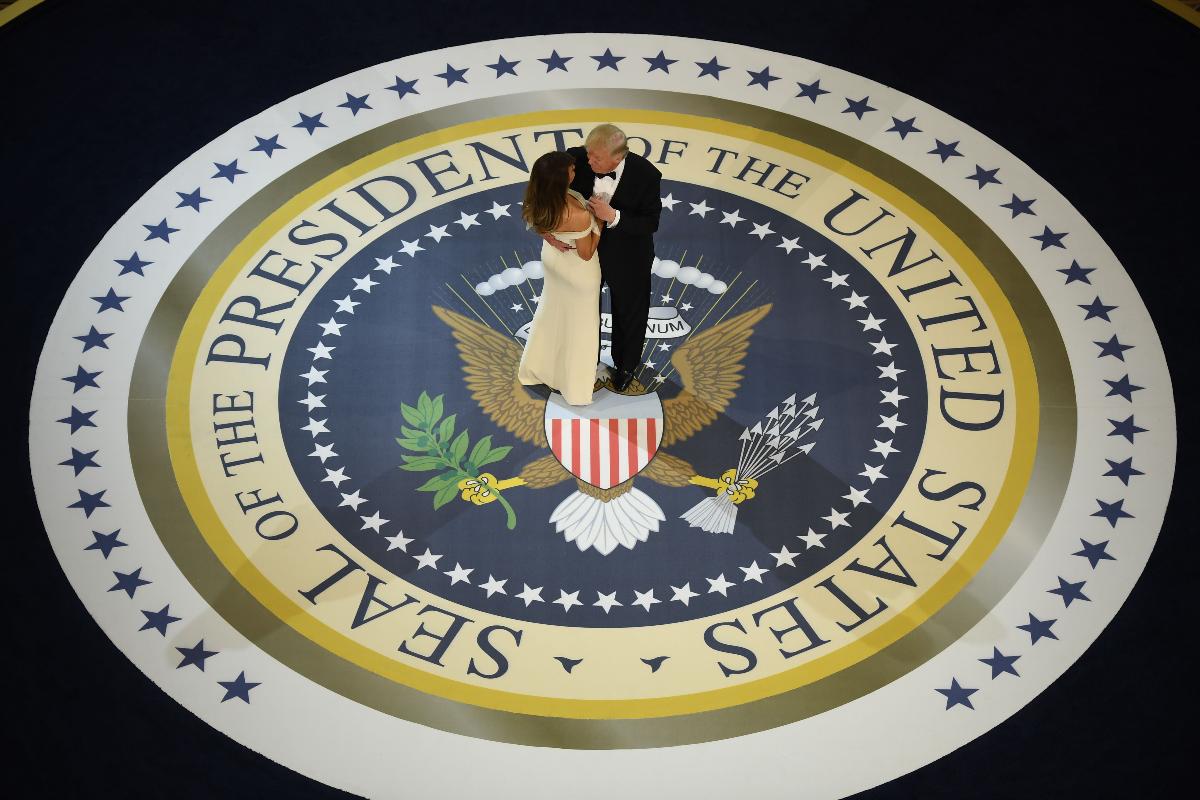 Presidente dos EUA, Donald Trump, e a primeira-dama, Melania Trump, dançam no baile do Museu Nacional da Construção seguindo a posse de Trump como o 45º Presidente dos Estados Unidos, em Washington, DC. | JIM WATSON/AFP