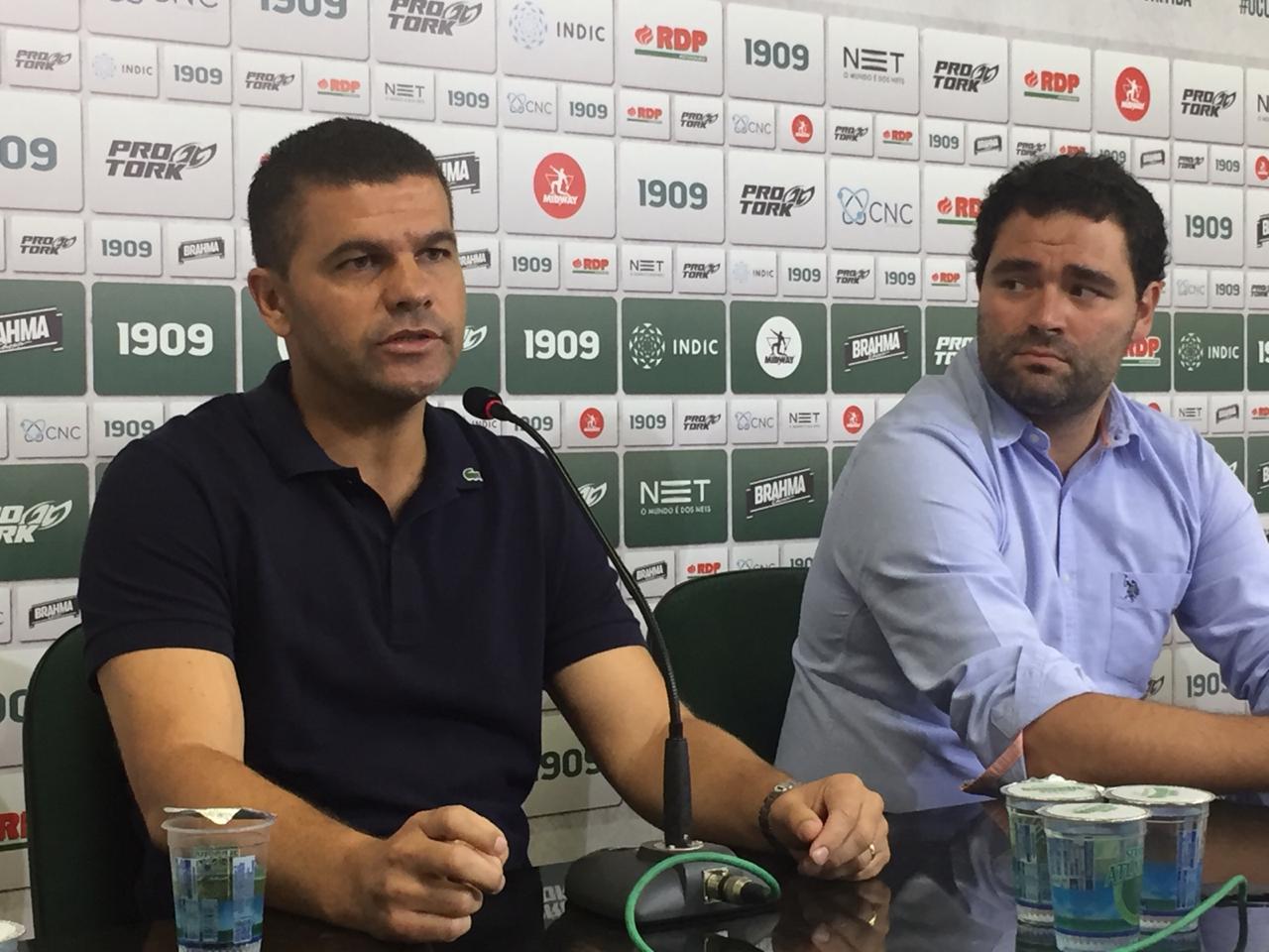 Umberto Louzer, novo técnico, e Samit Namur, presidente do Coritiba. | Felipe Rosa/Tribuna do Paraná/
