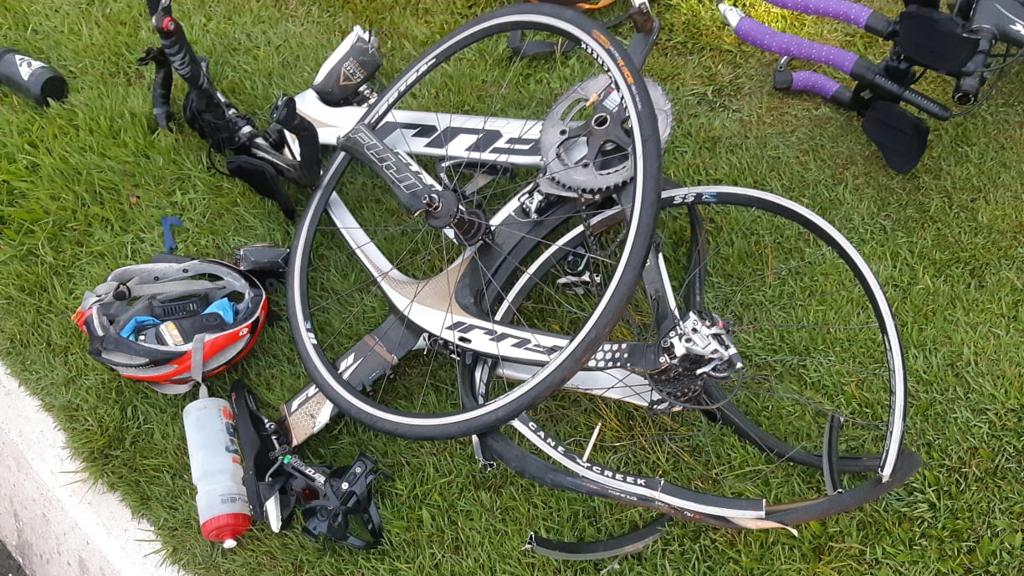Bicicletas foram bastante danificadas. Uma das vítimas foi atendida em estado grave | PRF/Divulgação
