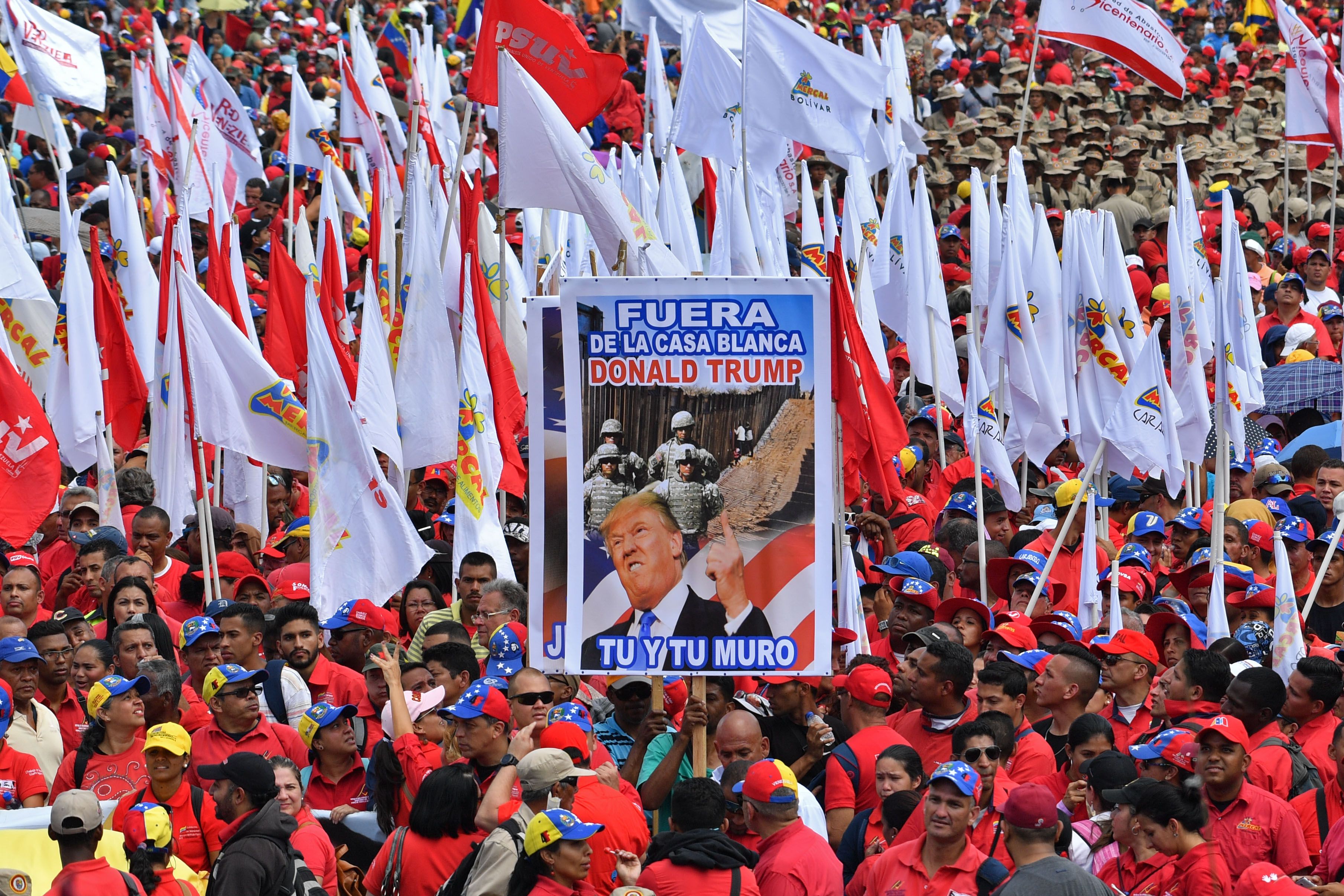 Apoiadores do governo de Nicolás Maduro participam de manifestação em homenagem aos 20 anos da chegada de Hugo Chavez ao poder. | Yuri Cortez/AFP