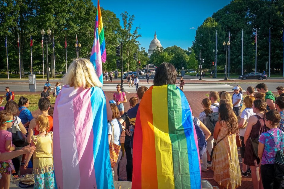Ativistas e simpatizantes das causas trans e LGBT participam de manifestação em Washington DC. A imagem é de 2017. | Reprodução/Ted Eytan/Flickr