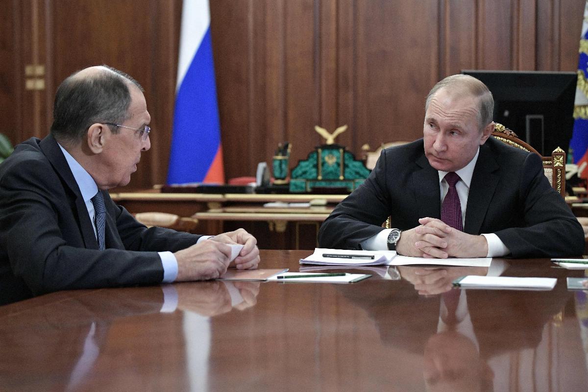 O presidente russo Vladimir Putin (à direita) com o ministro de Relação Exteriores da Rússia, Sergei Lavrov. Putin anunciou no sábado que a Rússia suspenderia a participação em um tratado chave da era da Guerra Fria, em resposta aos EUA | ALEXEY NIKOLSKY / AFP