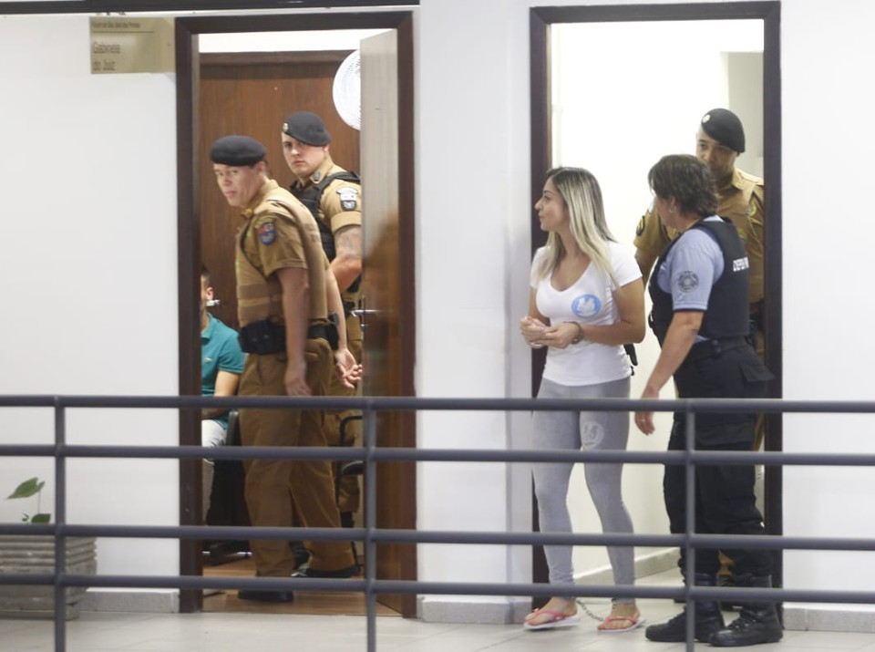 Cristiana Brittes, esposa do assassino confesso do jogador Daniel,chega com pés e mãos algemados ao Fórum de São José dos Pinhais | Aniele Nascimento/Gazeta do Povo