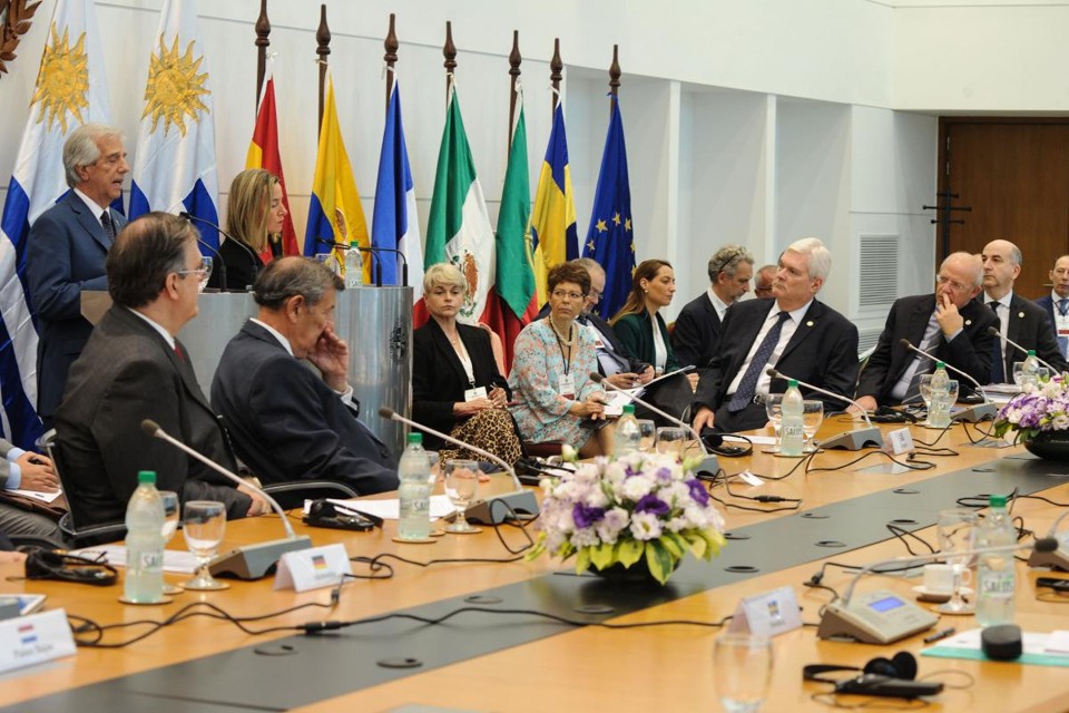 O presidente do Uruguai, Tabaré Vázquez e a alta representante da UE para Política Externa e Segurança, Federica Mogherini, falam durante encontro de mais de uma dúzia de representantes de países europeus e latino-americanos para encontrar uma solução para a crise da Venezuela |  VICENTE MANUEL TORT / AFP