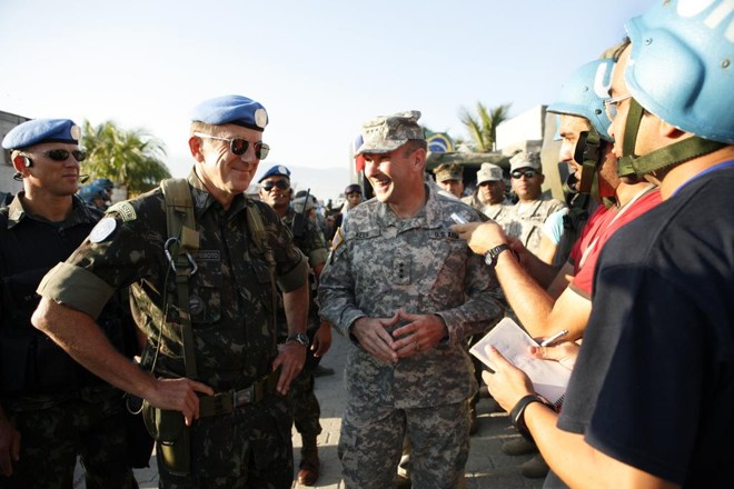 General Floriano Peixoto, à esquerda. Ele serviu na missão de paz do Brasil no Haiti. | tc/Sophia Paris