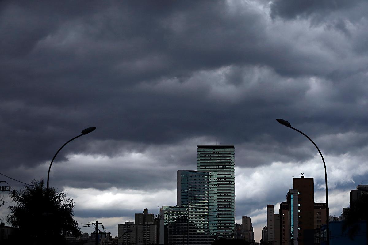 Há risco de corte de energia, queda de galhos e alagamentos. | Albari RosaGazeta do Povo