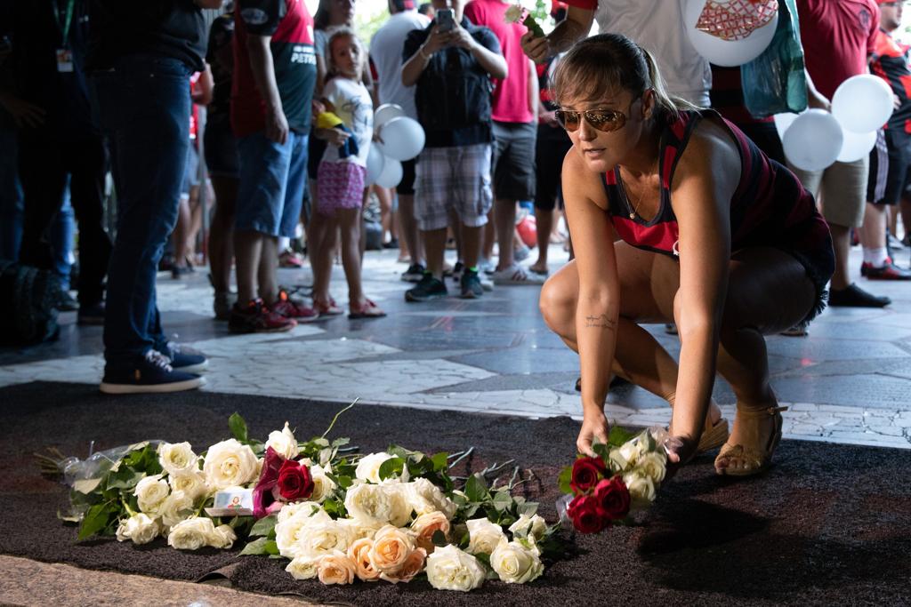 Torcedora lamenta as mortes dos 10 jogadores das categorias de base do Flamengo. | FERNANDO SOUZA/AFP