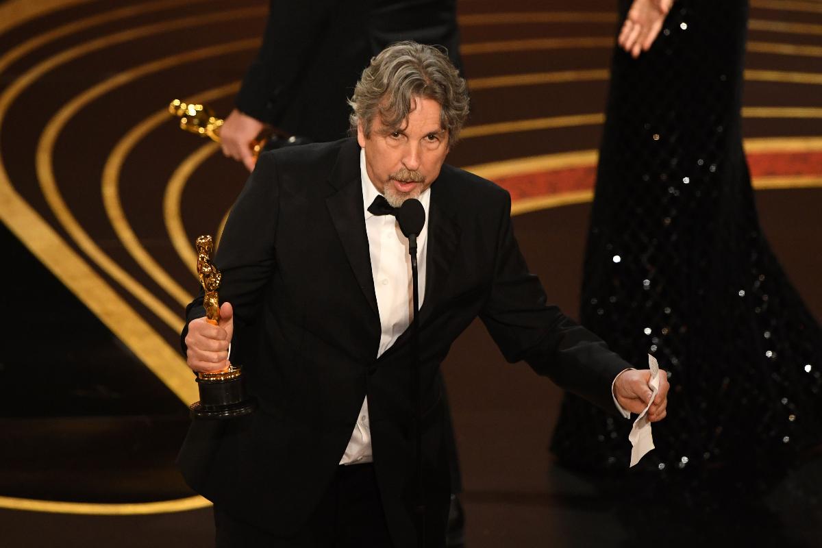 Peter Farrelly, vencedor do prêmio por roteiro original, pelo roteiro de "Green Book", durante o 91º Prêmio Anual da Academia no Dolby Theater em Hollywood, Califórnia, em 24 de fevereiro de 2019 | VALERIE MACON/AFP