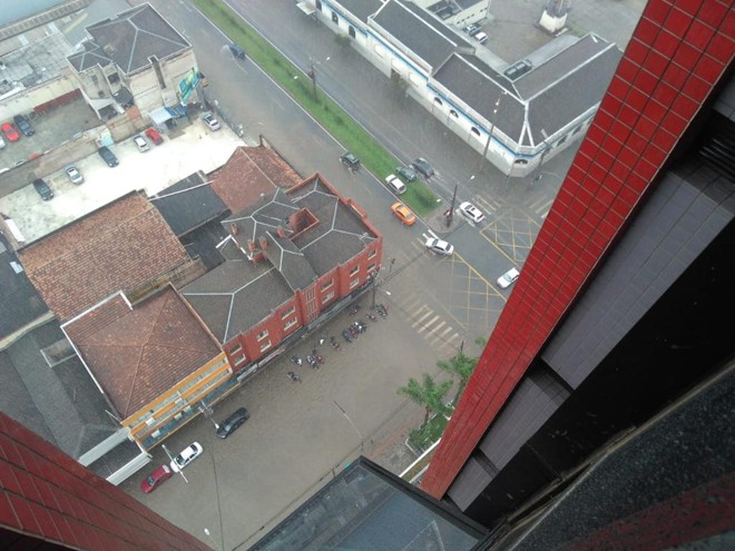 Esquina da Visconde de Guarapuava com a Rua João Negrão, no Centro | Sirley Machado/Colaboração