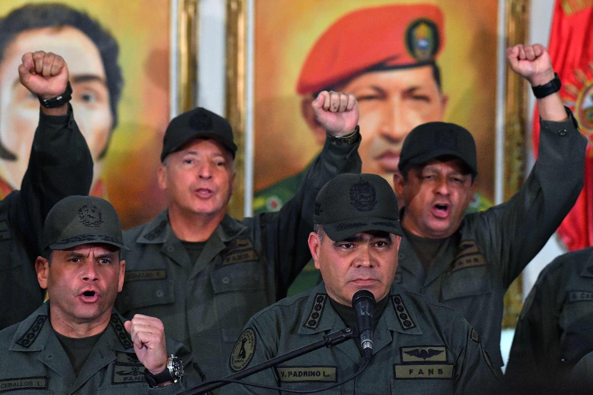 Ministro da defesa, Vladimir Padrino, reafirmou lealdade a Nicolás Maduro nesta terça-feira (19) | YURI CORTEZ/AFP