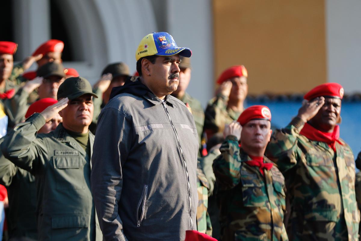 Nicolas Maduro participa de uma cerimônia militar para comemorar o "27º aniversário da rebelião militar do 4FEB92 e Dia Nacional da Dignidade", em Caracas, em 4 de fevereiro de 2019 | Distribuição/Presidência da Venezuela/AFP