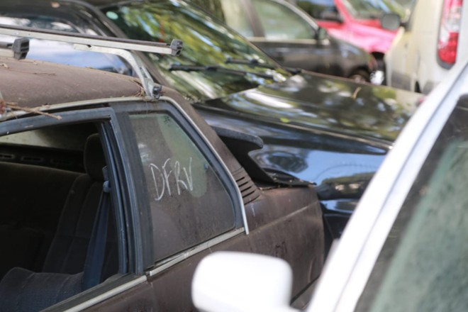Dezenas de carros se acumulam não só no pátio da DFRV, como as vagas na rua no bairo Vila Izabel. | Felipe Rosa/Tribuna do Paraná