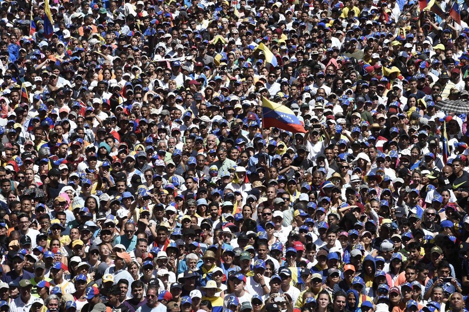 Apoiadores do presidente interino da Venezuela Juan Guaidó durante manifestação para pressionar as Forças Armadas a permitir a entrada de ajuda humanitária no país, Caracas, 12 de fevereiro |  FEDERICO PARRA / AFP