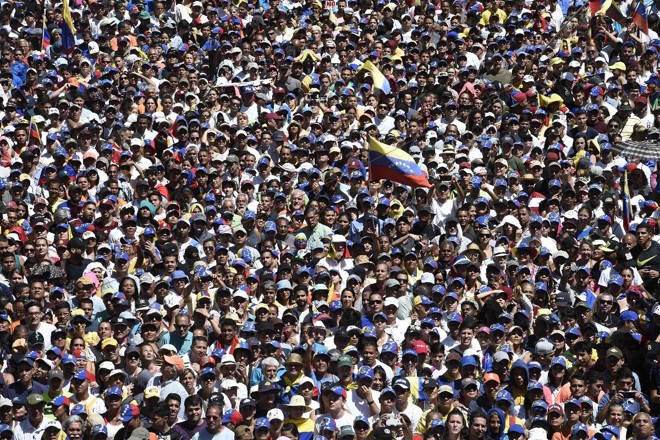 Apoiadores do presidente interino da Venezuela Juan Guaidó durante manifestação para pressionar as Forças Armadas a permitir a entrada de ajuda humanitária no país, Caracas, 12 de fevereiro | FEDERICO PARRA / AFP