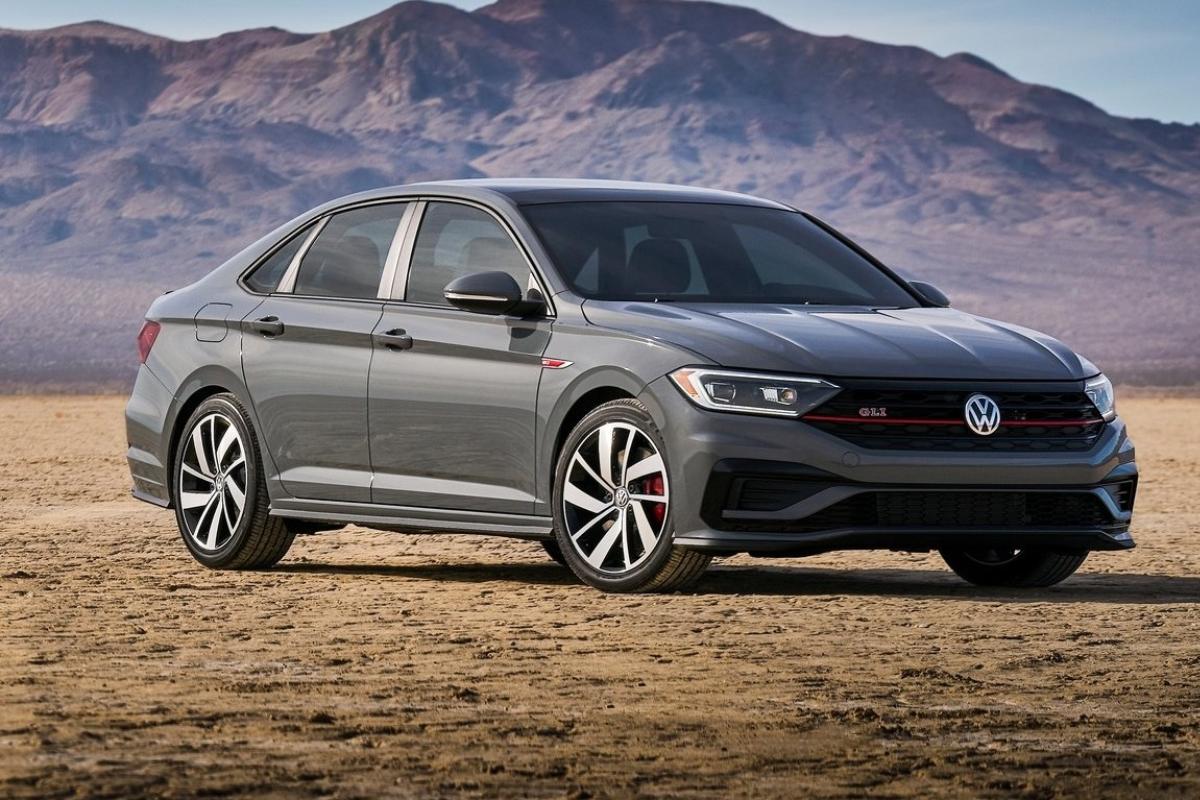 O novo Jetta GLI traz detalhes do Golf GTI que o deixam com um visual mais esportivo. | Volkswagen / Divulgação