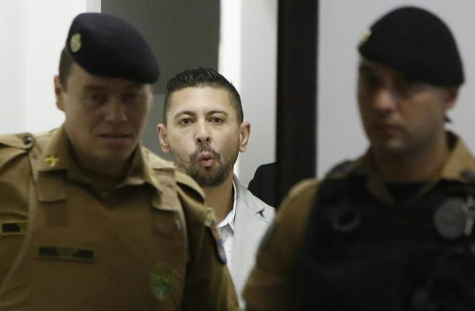Edison Brittes Jr foi transportado para o fórum de São José dos Pinhais com a filha e a esposa no mesmo camburão. | Jonathan Campos /Gazeta do Povo