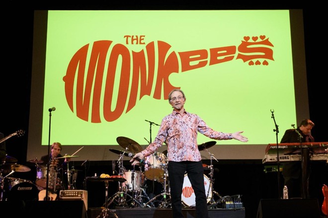 Nesta foto de arquivo registrada em 1 de junho de 2016, o músico Peter Tork, do Monkees, se apresenta em Nova York. | MATTHEW EISMAN/AFP