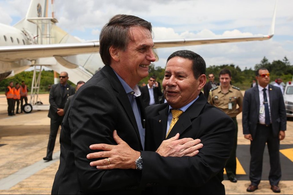 Bolsonaro diz que mandou PF investigar laranjas e reafirma que Bebianno mentiu Bolsonaro foi recebido pelo vice-presidente Hamilton Mourão no aeroporto de Brasília. | Marcos Corrêa/PR
