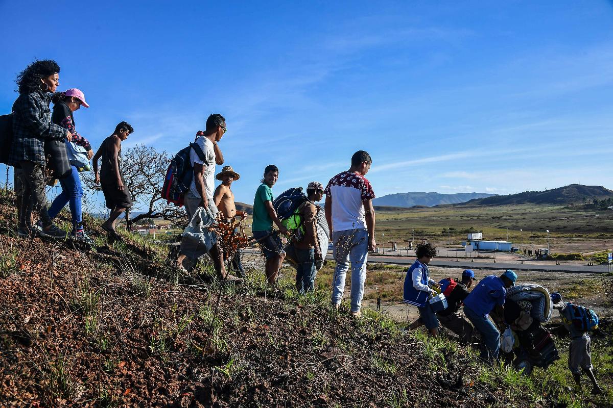 Venezuelanos percorrem trilha para tentar chegar ao Brasil | NELSON ALMEIDA/AFP