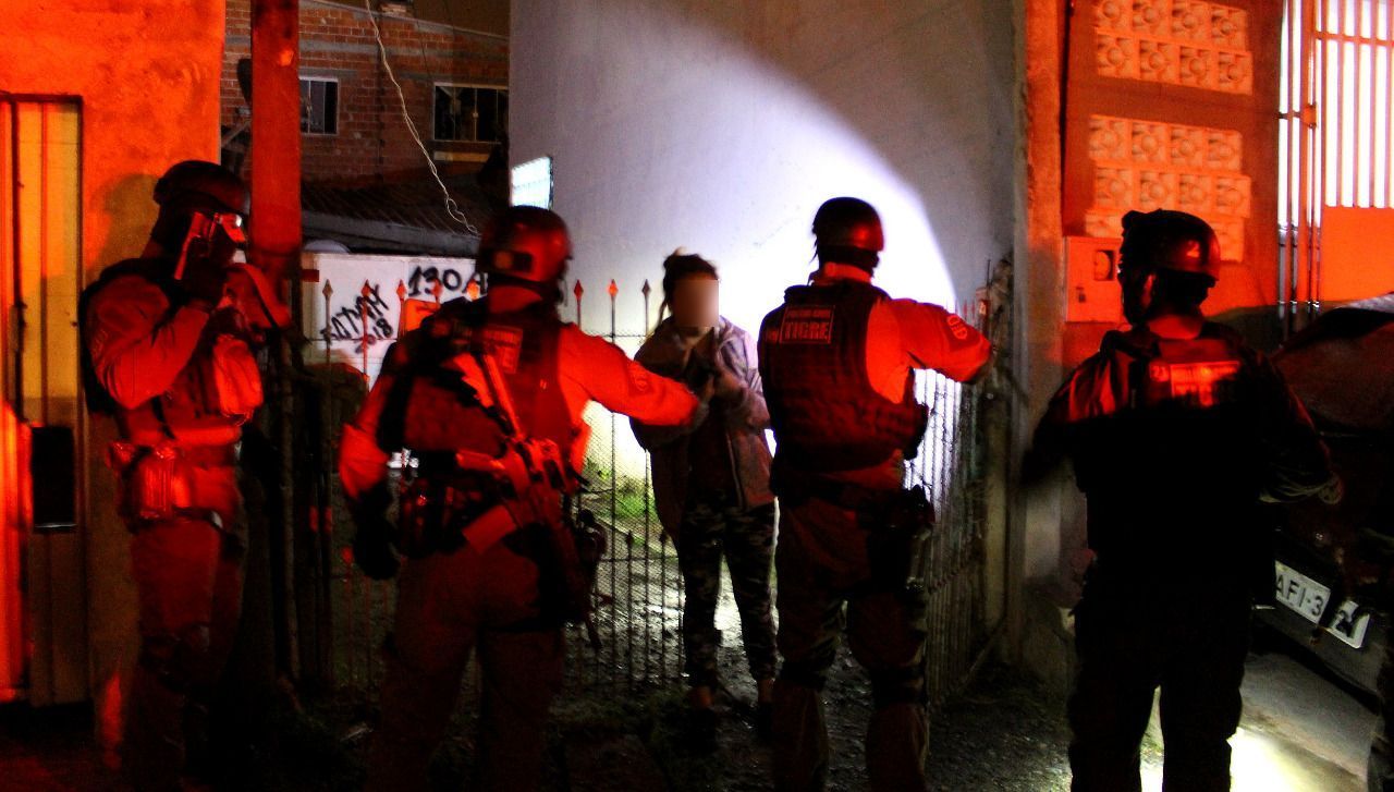 Policiais prendem mulher suspeita de aplicar o golpe em Curitiba. | Polícia Civil/
