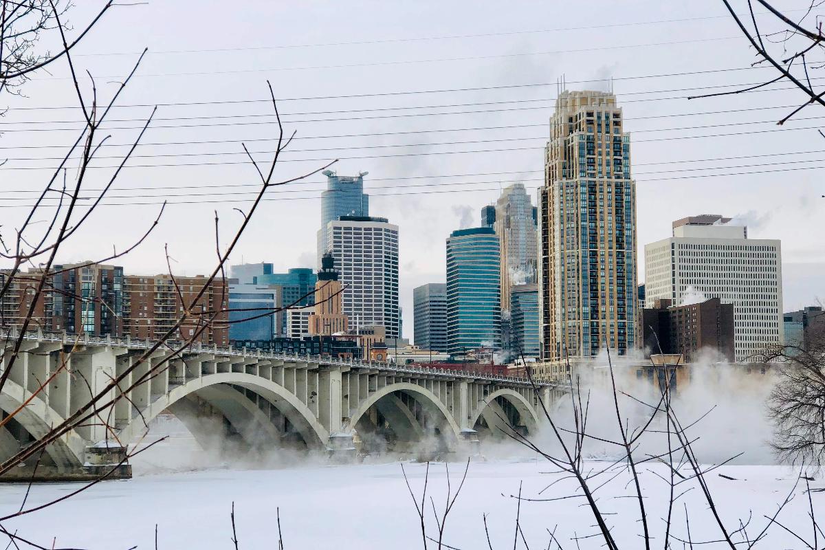 O Rio Mississippi em um dia de temperaturas congelantes no dia 31 de janeiro em Minneapolis, no estado americano de Minnesota | KEREM YUCEL / AFP