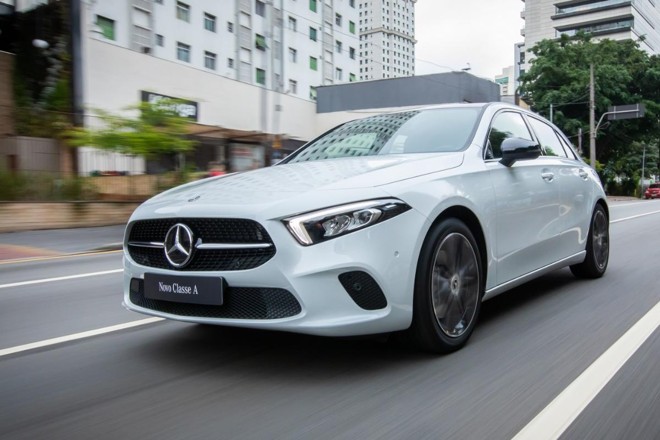 A nova geração do Classe A exibe uma frente redesenhada, apelidada pela marca de ‘cara de tubarão’. | Estúdio Malagrine / Mercedes-Benz