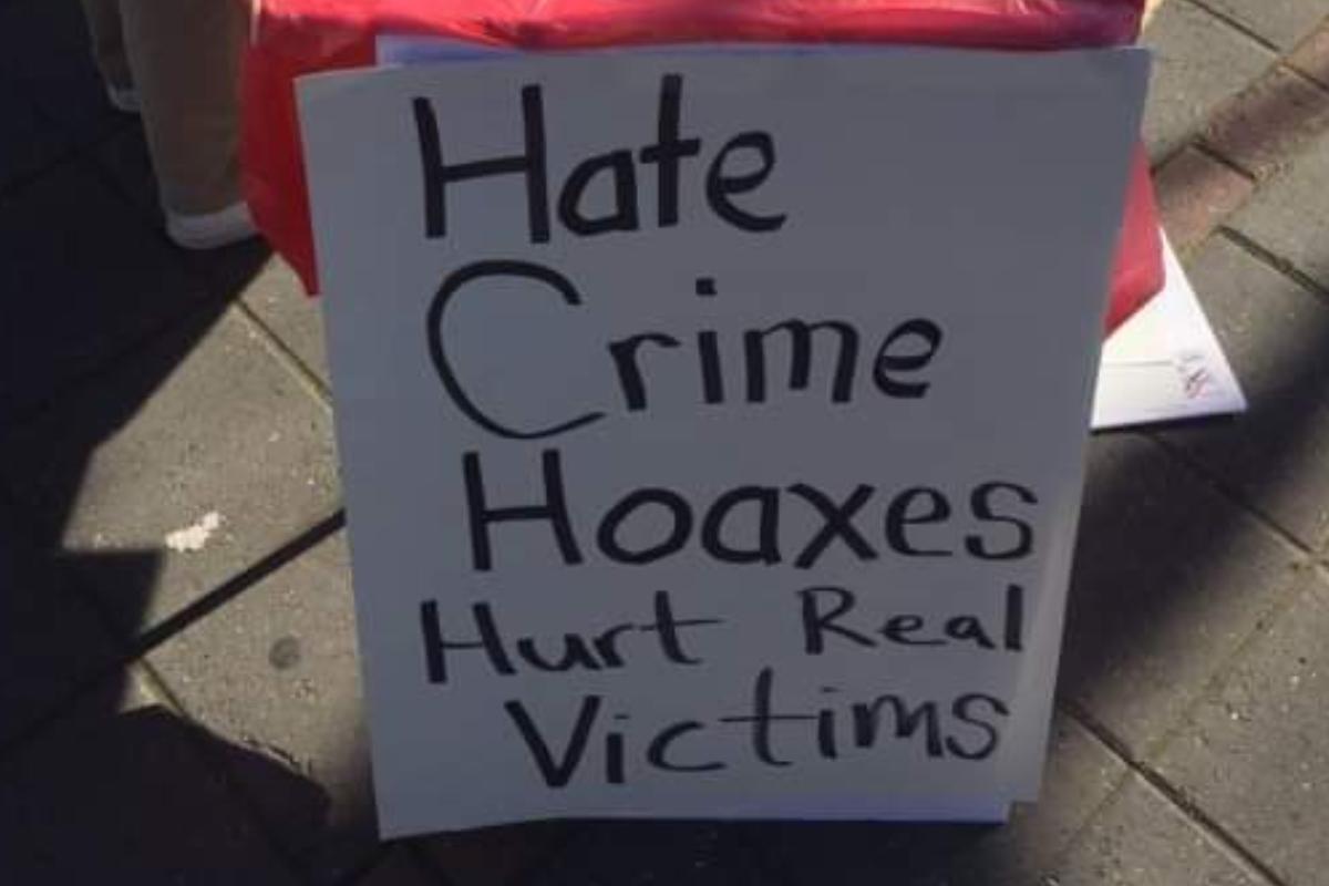 “Mentiras de crimes de ódio machucam vítimas reais”, dizia um cartaz, em referência ao caso do ator do seriado Empire, colado na mesa em que o estudante estava |