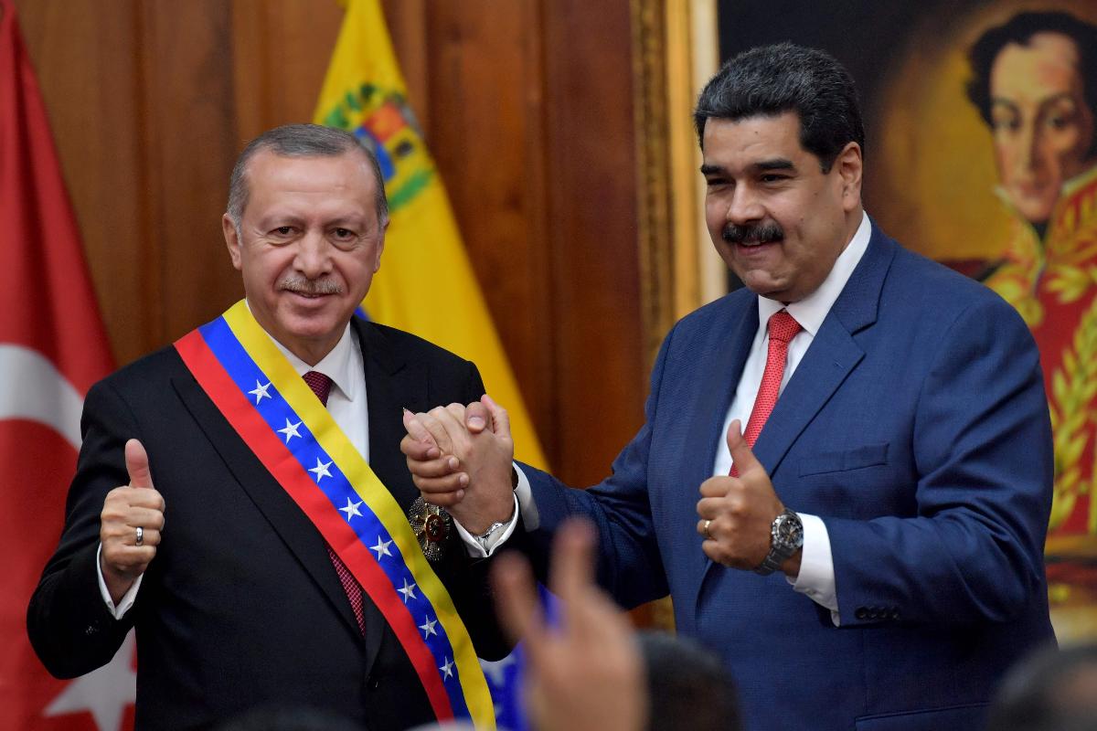Presidente da Turquia, Recep Tayyip Erdogan, em visita ao ditador da Venezuela, Nicolás Maduro, no Palácio Miraflores, em Caracas, em dezembro de 2018 | YURI CORTEZ/AFP