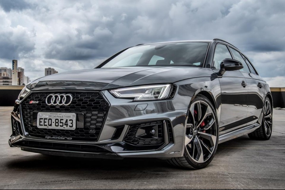 O visual da nova geração exibe na dianteira uma grade estilo colmeia na cor preta e para-choque dianteiro com entradas de ar enormes. | Audi / Divulgação