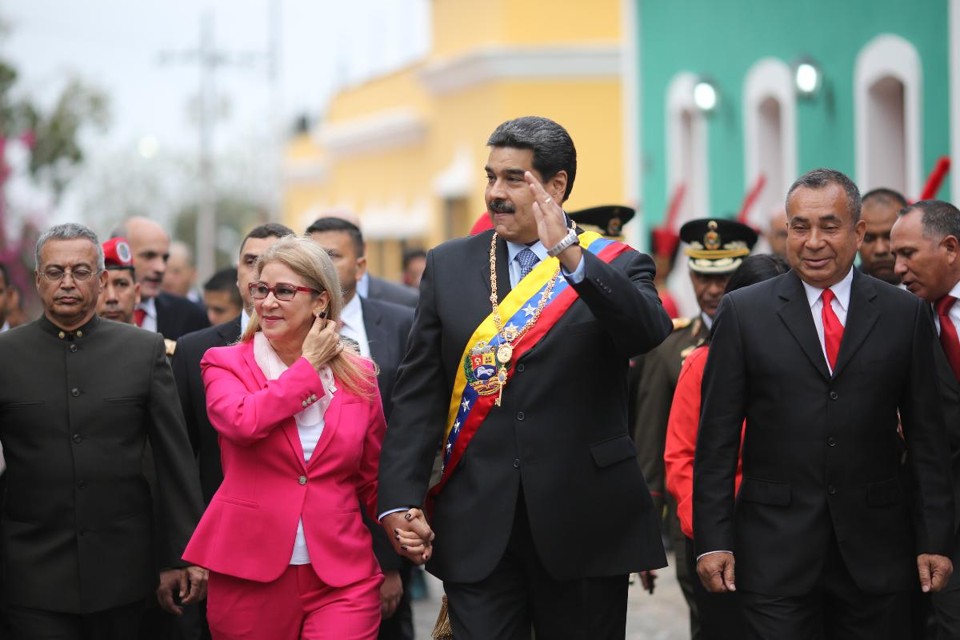 Nicolas Maduro, ao lado de sua esposa Cilia Flores, durante evento comemorativo do bicentenário do Congresso de Angostura no Palácio de Miraflores em Caracas | MARCELO GARCIA/AFP