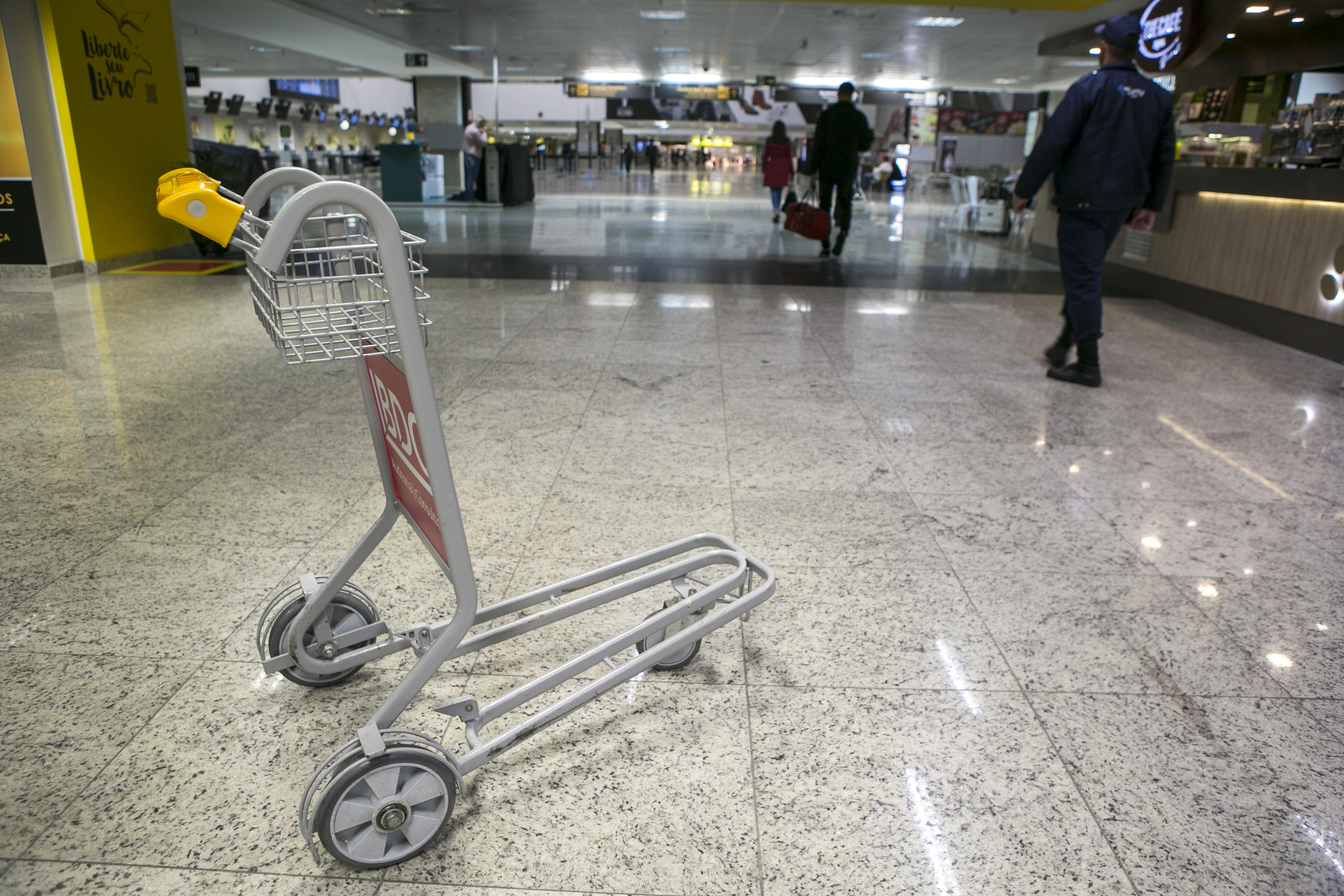 Ao chegar no aeroporto, haitianos descobriam que não havia reserva de passagem nenhuma. | Marcelo Andrade/Gazeta do Povo