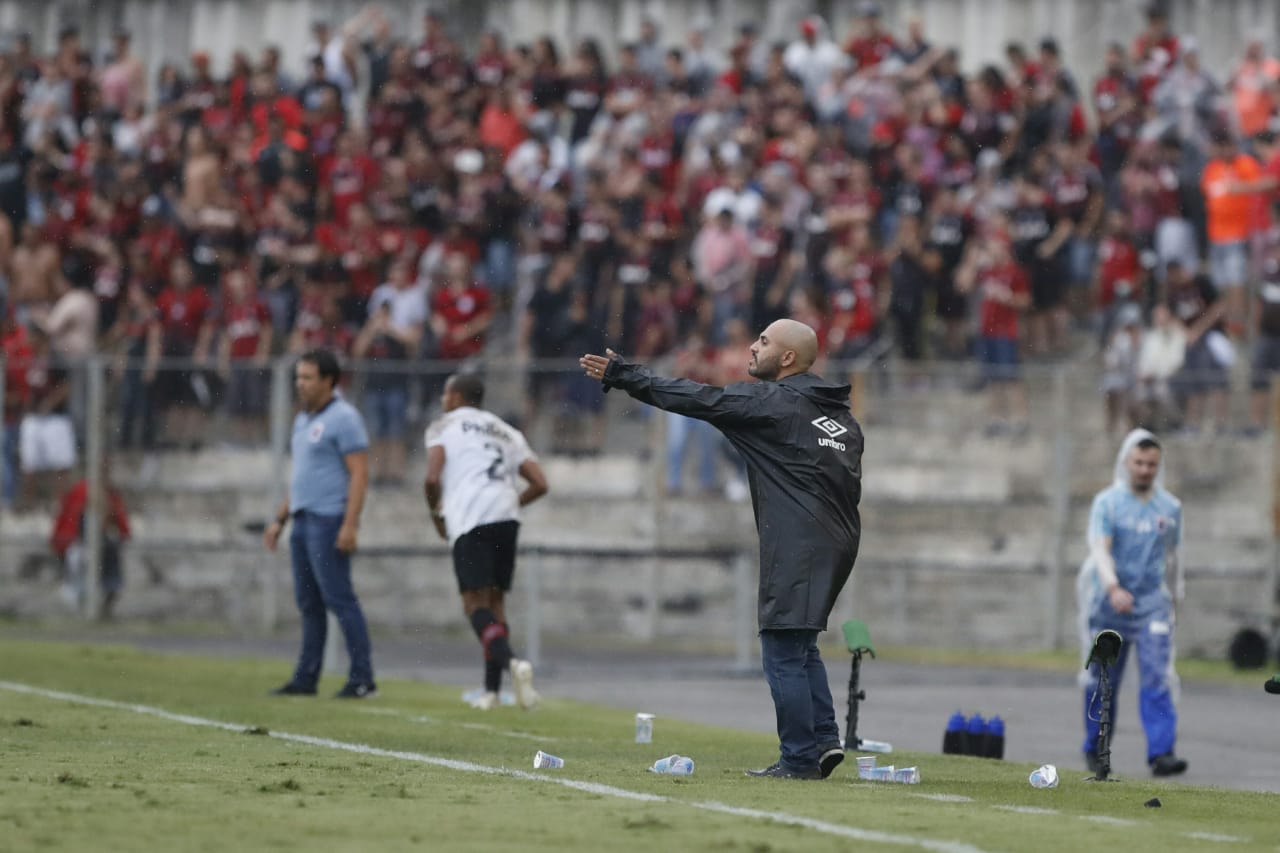 Técnico dos aspirantes do Athletico criticou atuação do time no clássico, mas confia em classificação | Cassiano Rosário/Gazeta do Povo