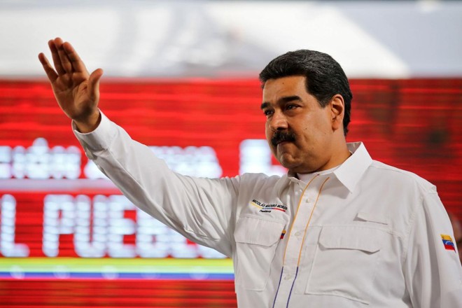 Foto divulgada pela presidência venezuelana mostrando o ditador Nicolas Maduro acenando enquanto ele chega para um programa de televisão, em Caracas, em 20 de fevereiro de 2019. | MARCELO GARCIA/AFP
