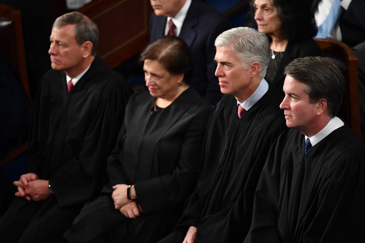 Da direita à esquerda, os juízes da Suprema Corte Brett Kavanaugh, Neil Gorsuch, Elena Kagan e John Roberts. | MANDEL NGAN/AFP