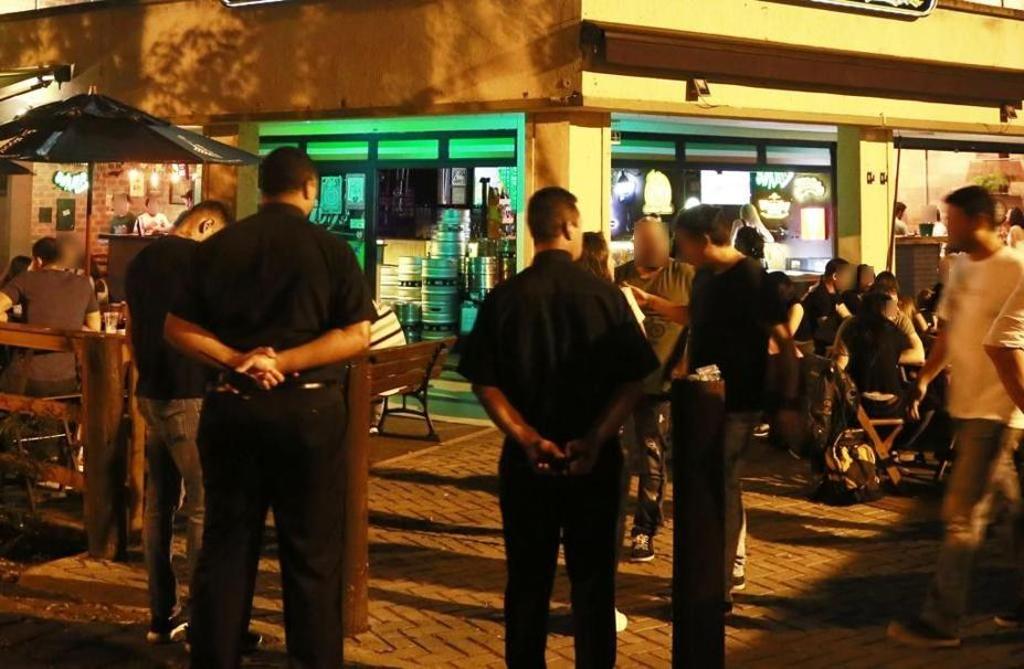 Seguranças contratado pelos bares da Itupava: comerciantes e moradores reclamam das confusões após os estabelecimentos fecharem as portas | Marco Charneski/Tribuna do Parana