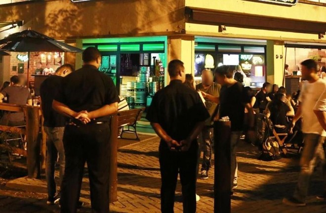 Seguranças contratado pelos bares da Itupava: comerciantes e moradores reclamam das confusões após os estabelecimentos fecharem as portas | Marco Charneski/Tribuna do Parana