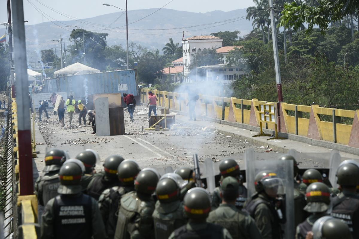 Manifestantes enfrentam tropas leais a Nicolás Maduro, em Santo Antonio del Tachira | FEDERICO PARRA/AFP