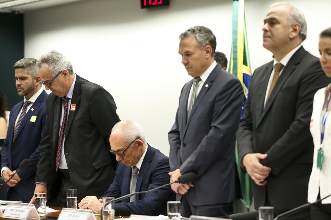 Presidente da Vale, Fábio Schvartsman, sentado em homenagem aos mortos de Brumadinho enquanto todos os demais se levantaram. | Marcelo Camargo/Agência Brasil