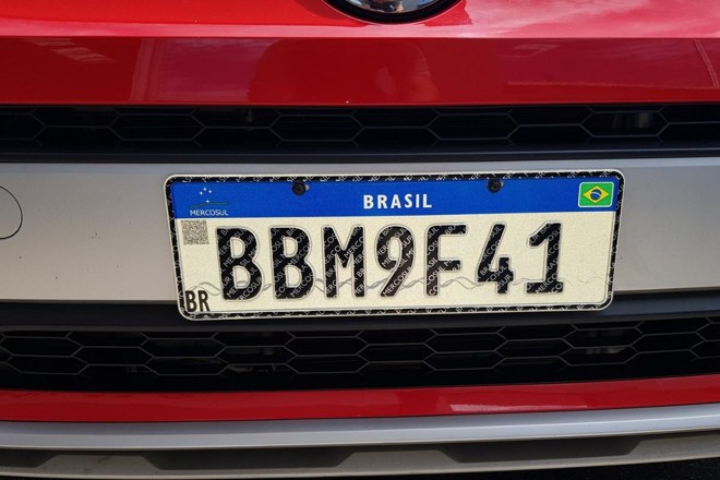 A obrigatoriedade da adoação da nova placa em todo o país começa no próximo dia 30 de junho. | Renyere Trovão/ Gazeta do Povo