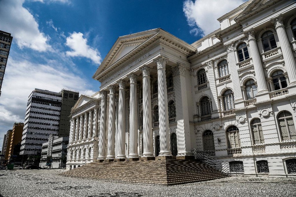 Prédio da UFPR, na Praça Santos Andrade, centro de Curitiba.