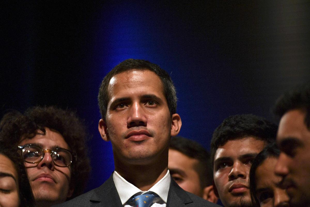O presidente interino da Venezuela, Juan Guaidó, após palestra a estudantes em uma universidade de Caracas, 11 de fevereiro | YURI CORTEZ / AFP