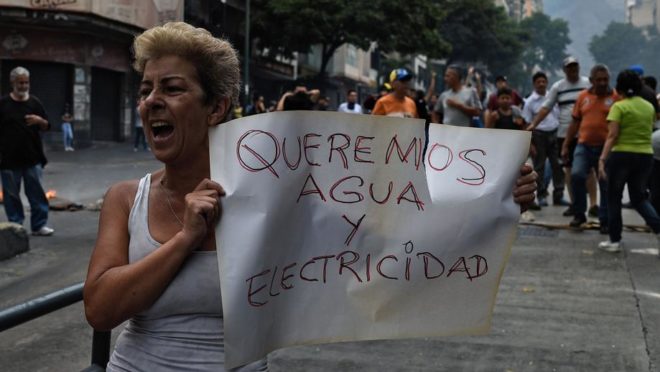 Protestos por água e eletricidade em Caracas