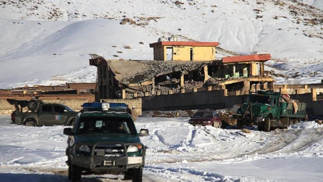 Veículo militar afegão próximo da base militar onde um atentado a bomba do Taleban deixou vários mortos e feridos, em janeiro, na província de Wardak, Afeganistão. Foto: STR / AFP