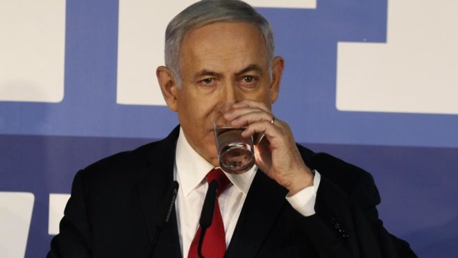 O primeiro-ministro de Israel, Benjamin Netanyahu, fala com a imprensa em sua residência em Jerusalem, em 28 de fevereiro. Foto: Gali TIBBON / AFP