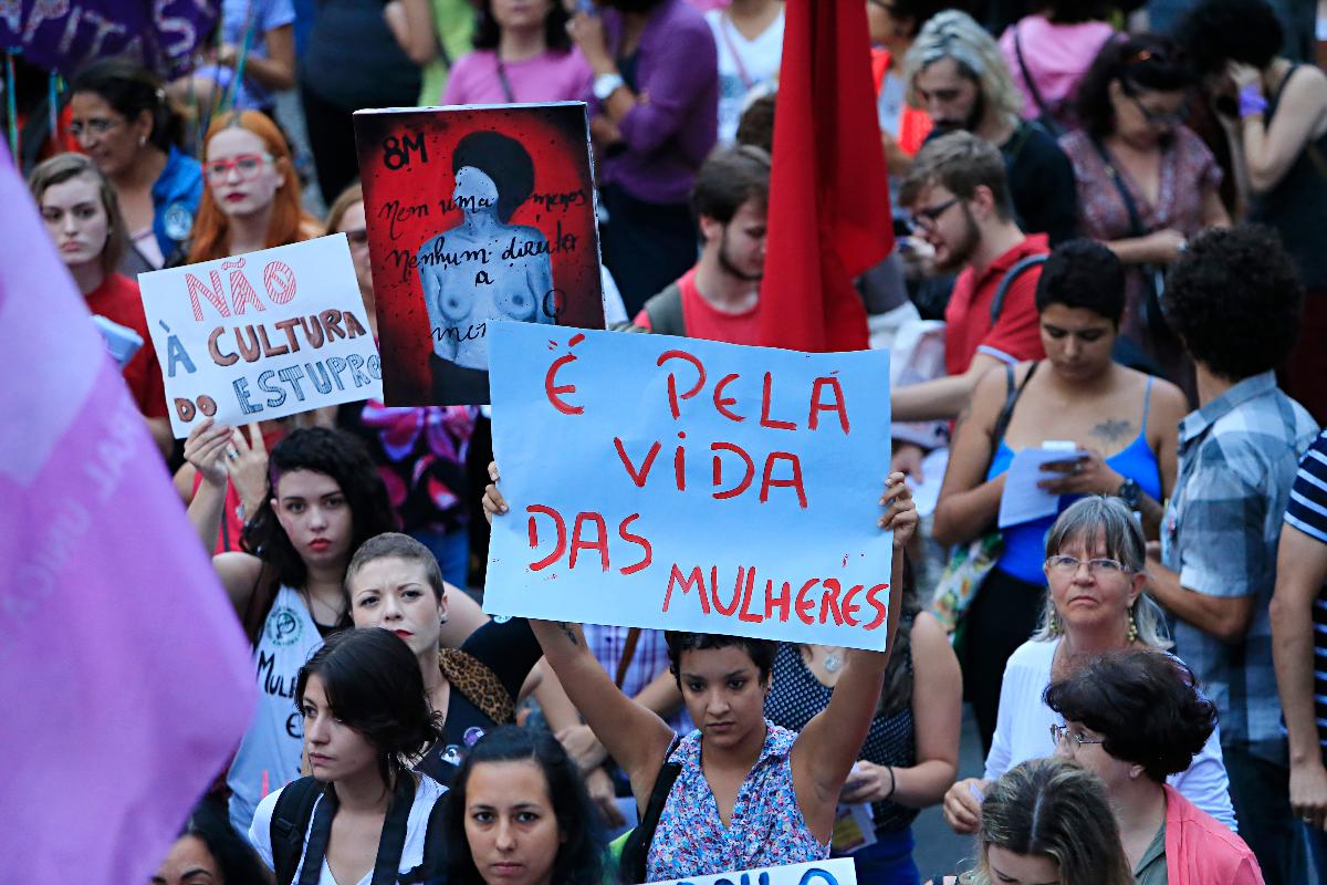 Em Curitiba, mulheres participam de passeata pelo Dia da Mulher. | Albari Rosa/Gazeta do Povo/Arquivo