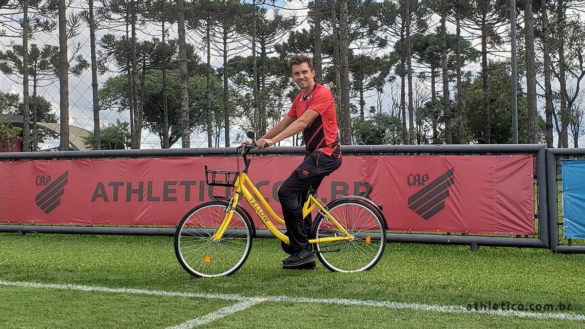 Zagueiro Paulo André garantiu que utilizará as bicicletas no CT do Caju, onde reside | Divulgação/Yellow