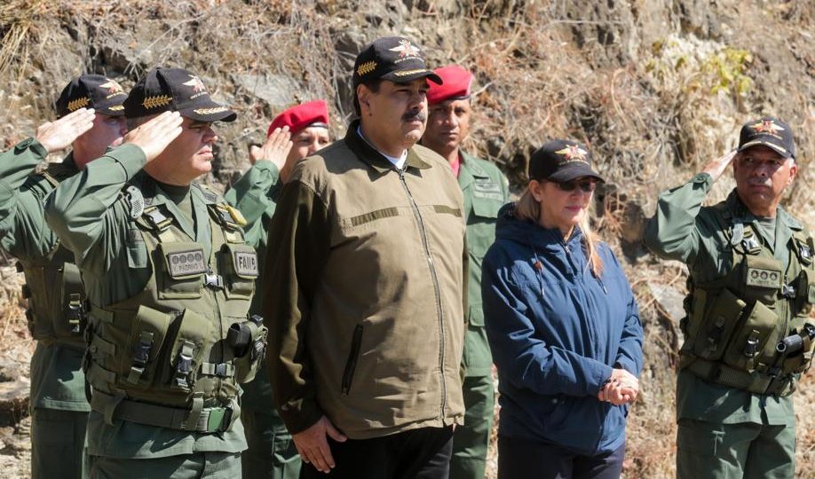 Maduro acompanha exercícios militares