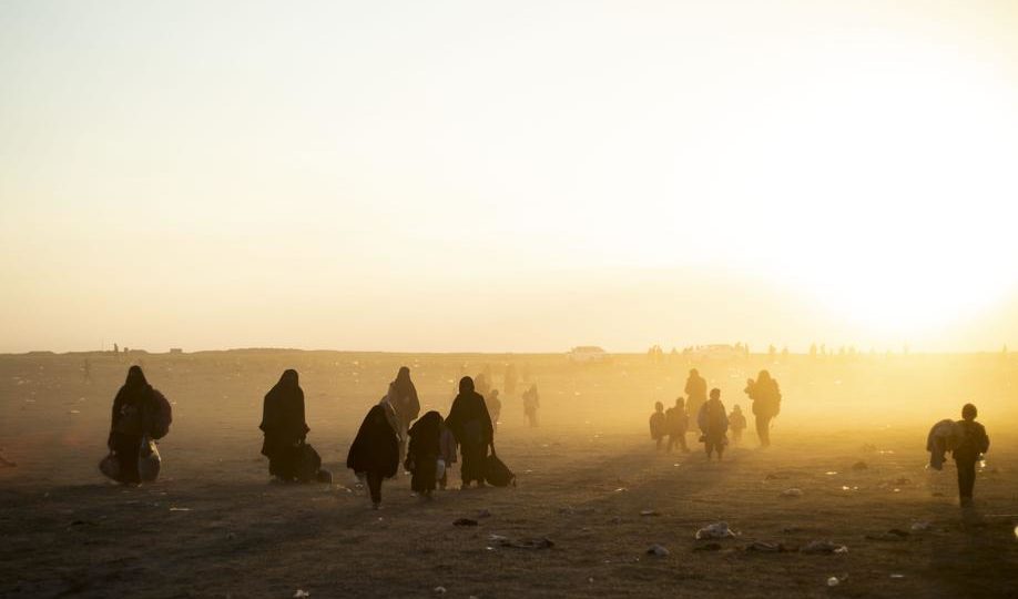 Mulheres e crianças que viviam em Baghouz, o último reduto do Estado Islâmico na Síria, que foi evacuado pelas Forças Democráticas da Síria. 6 de março de 2019. Foto: Delil Souleiman / AFP